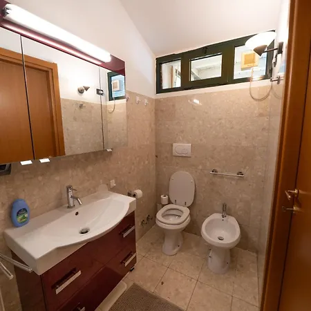 Exclusive Garda With Panoramic Pool & Parking Паи