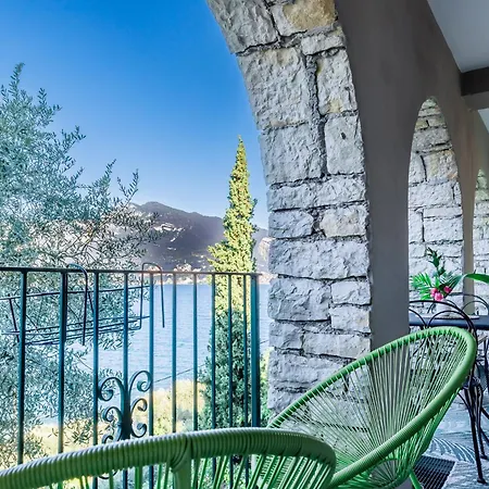Апартаменты Exclusive Garda With Panoramic Pool & Parking Паи