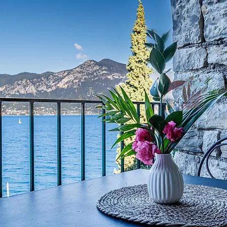 Exclusive Garda With Panoramic Pool & Parking Апартаменты *