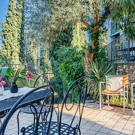 Апартаменты Exclusive Garda With Panoramic Pool & Parking Паи