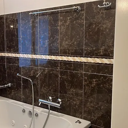 Апартаменты Exclusive Garda With Panoramic Pool & Parking Паи