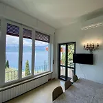 Exclusive Garda With Panoramic Pool & Parking Apartment *