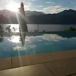 Exclusive Garda With Panoramic Pool & Parking Διαμέρισμα