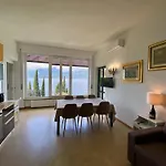 Exclusive Garda With Panoramic Pool & Parking