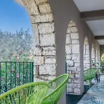 Exclusive Garda With Panoramic Pool & Parking Pai