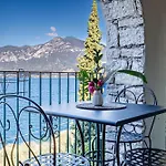 Exclusive Garda With Panoramic Pool & Parking Apartman